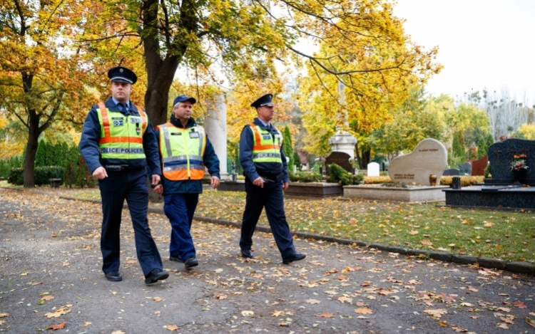 Halottak napja - A rendőrség idén is jelen lesz a temetők környékén