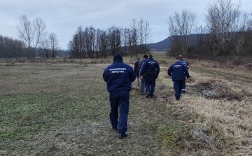 Hátukon cipelték a bajba jutott kirándulót - VIDEÓ