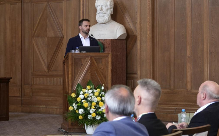Kapu Tibor kutatóűrhajós címzetes egyetemi docensi címet kapott a Debreceni Egyetemen