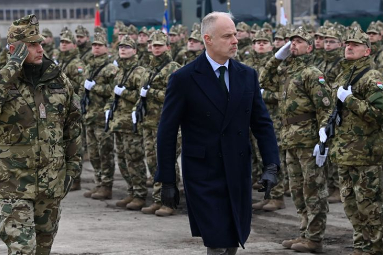 Szalay-Bobrovniczky Kristóf: hathavi fegyverpénzt kapnak a katonák