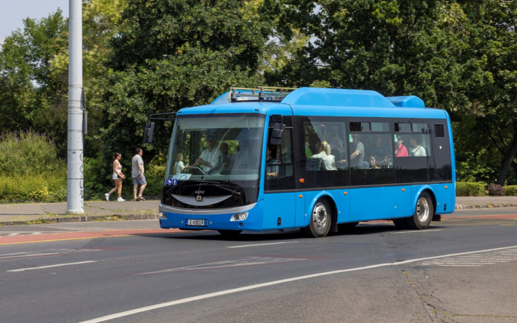 Bemutatták a Ganz elektromos midibuszát